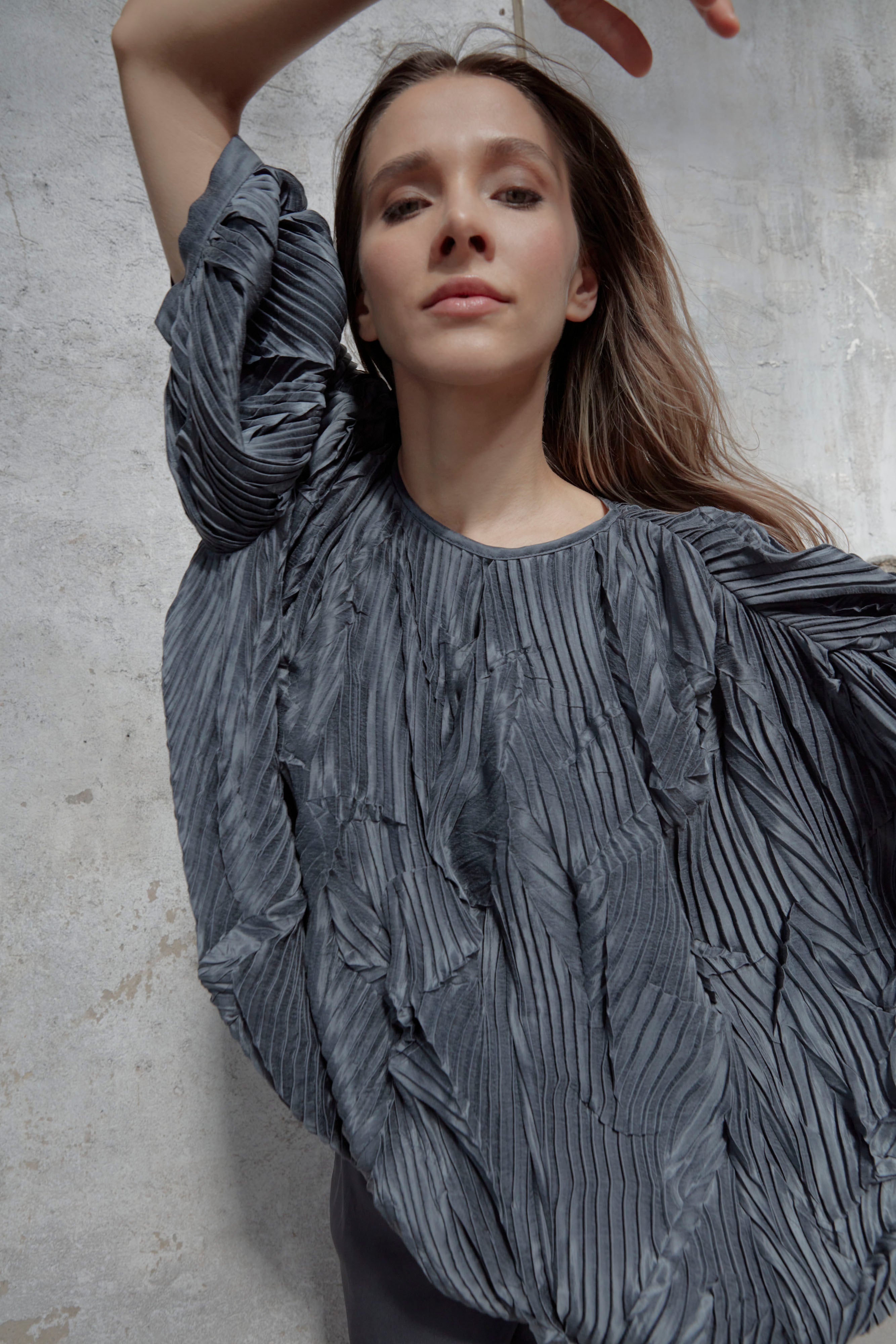 LOKYA NADI LUXE T-SHIRT PLISSÉ