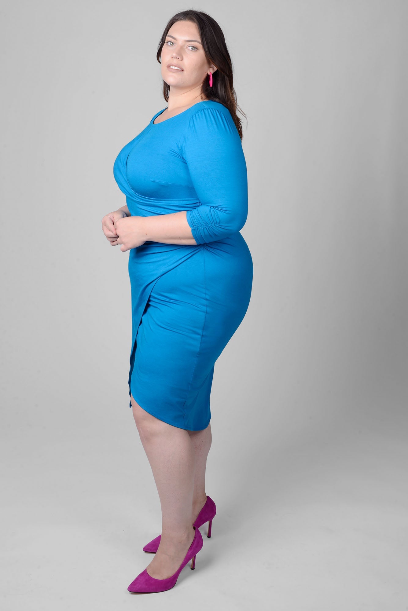 Mayes NYC Lina Keyhole Ruched Waist Dress in Blue worn by model Megan Smith