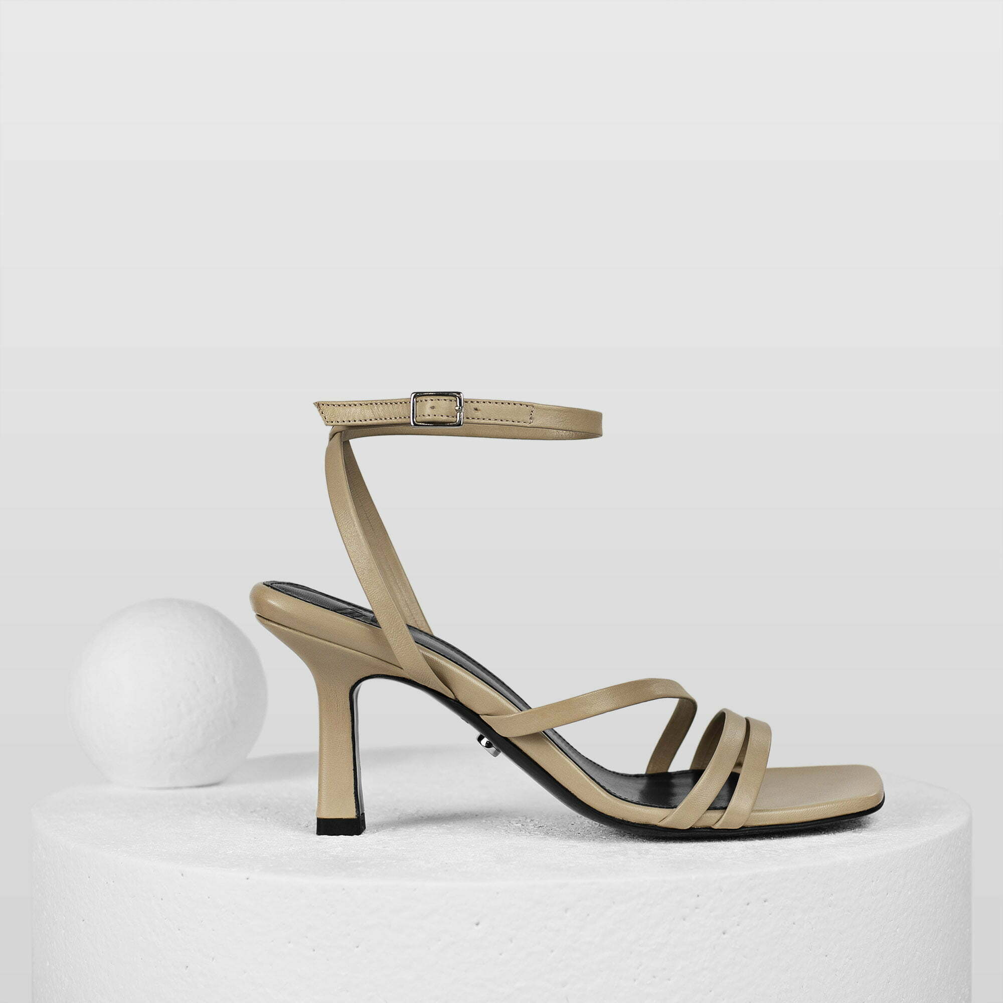 Eero • Nude