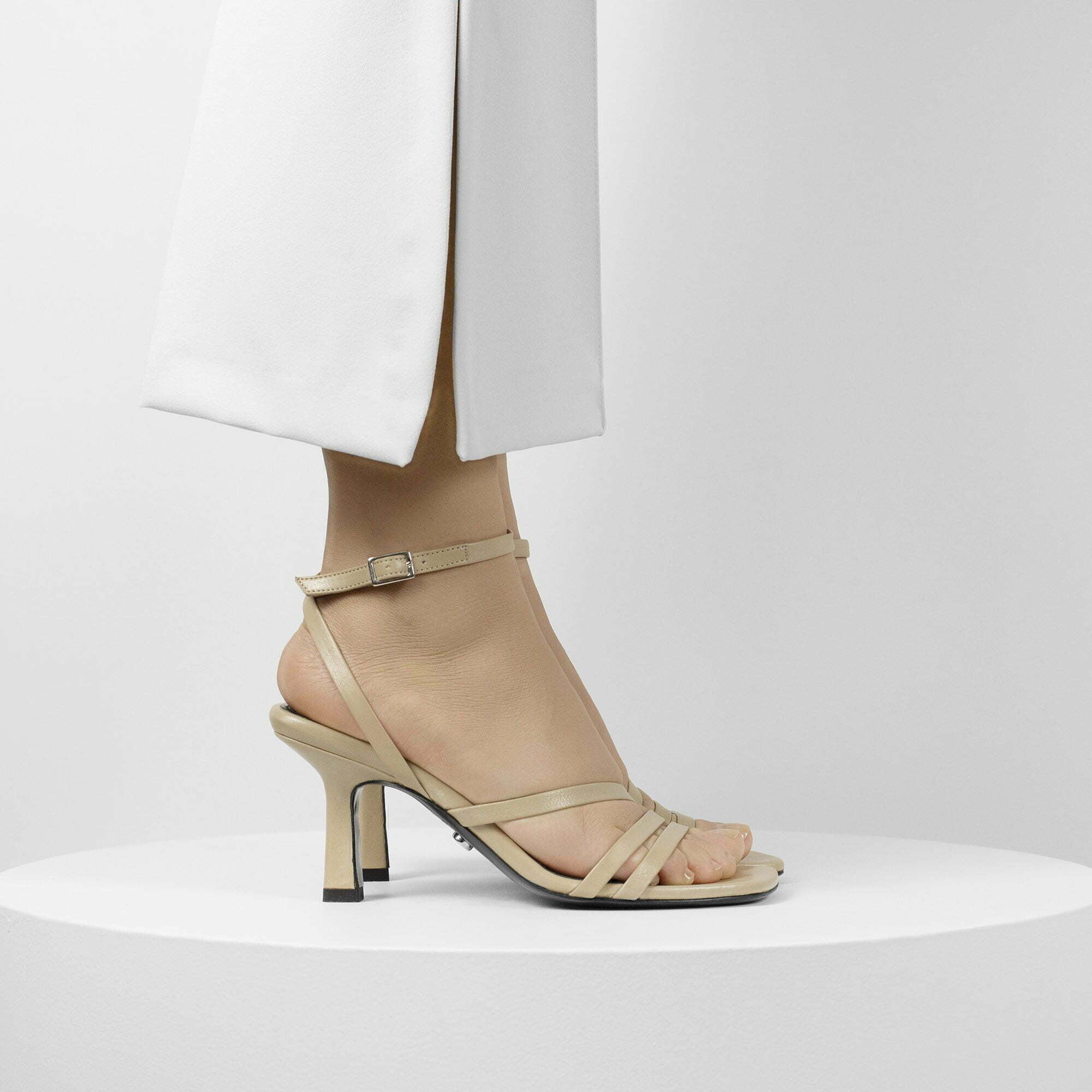 Eero • Nude