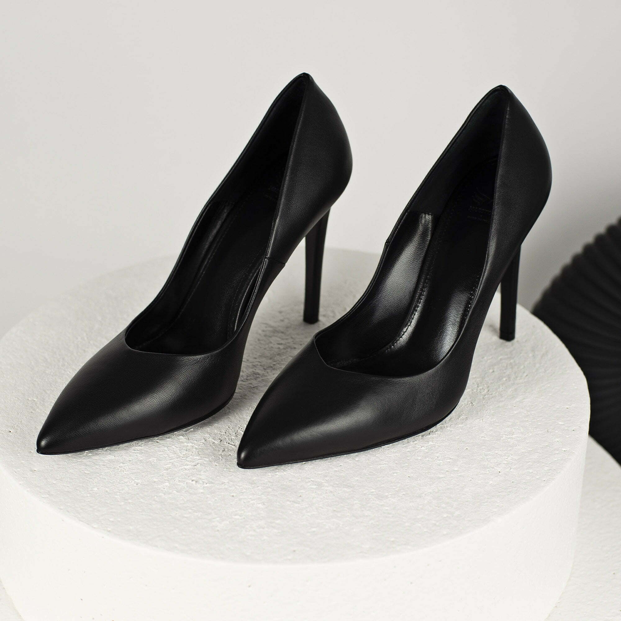 Karl • Black