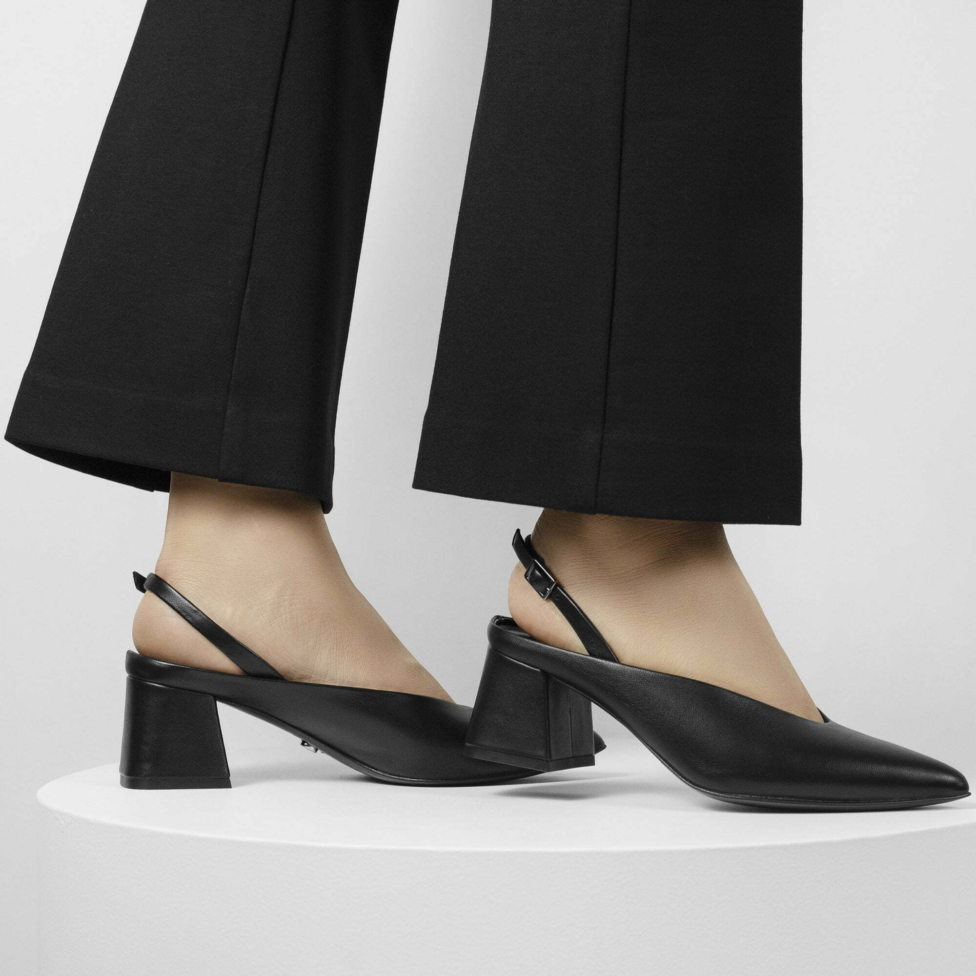 Zaha • Black