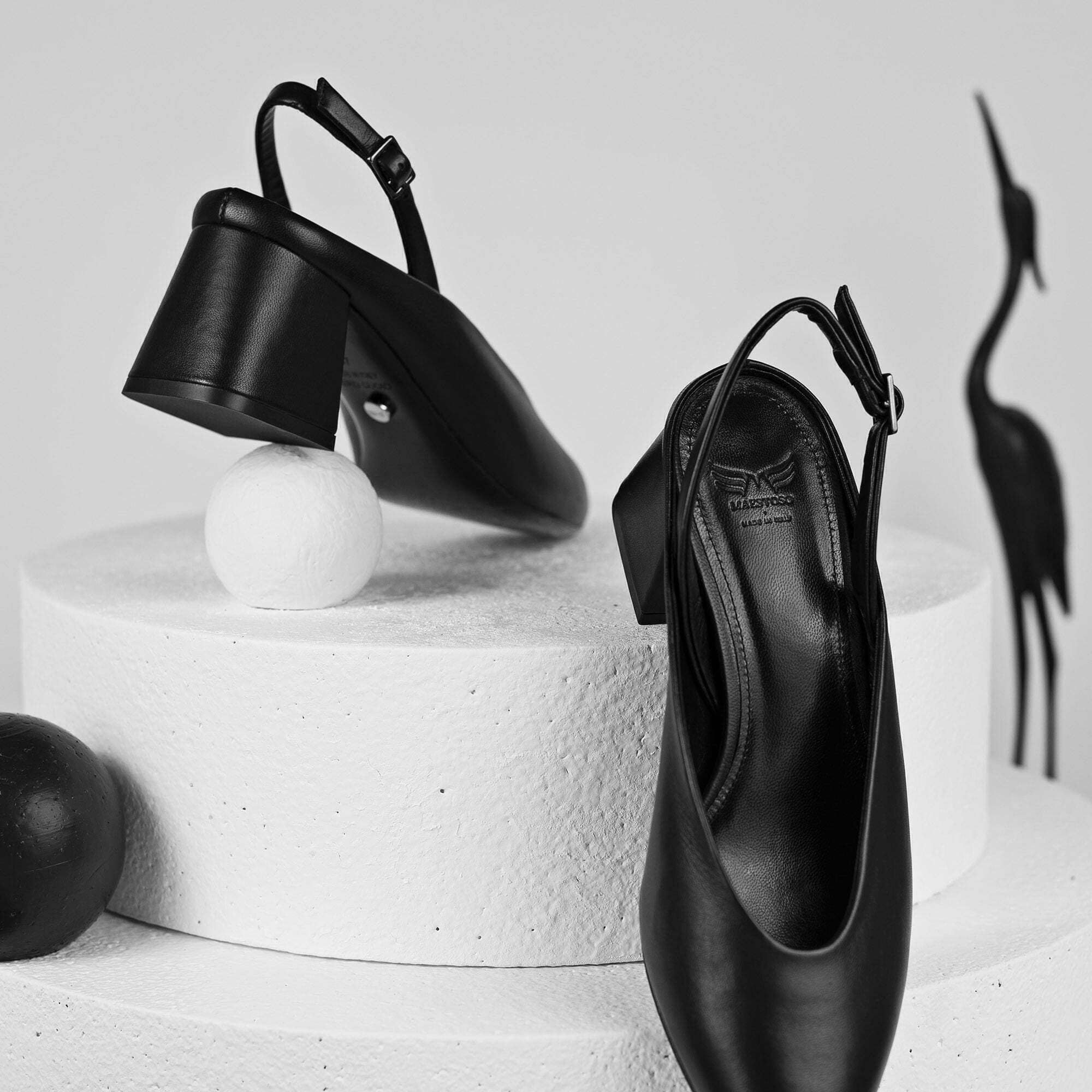Zaha • Black
