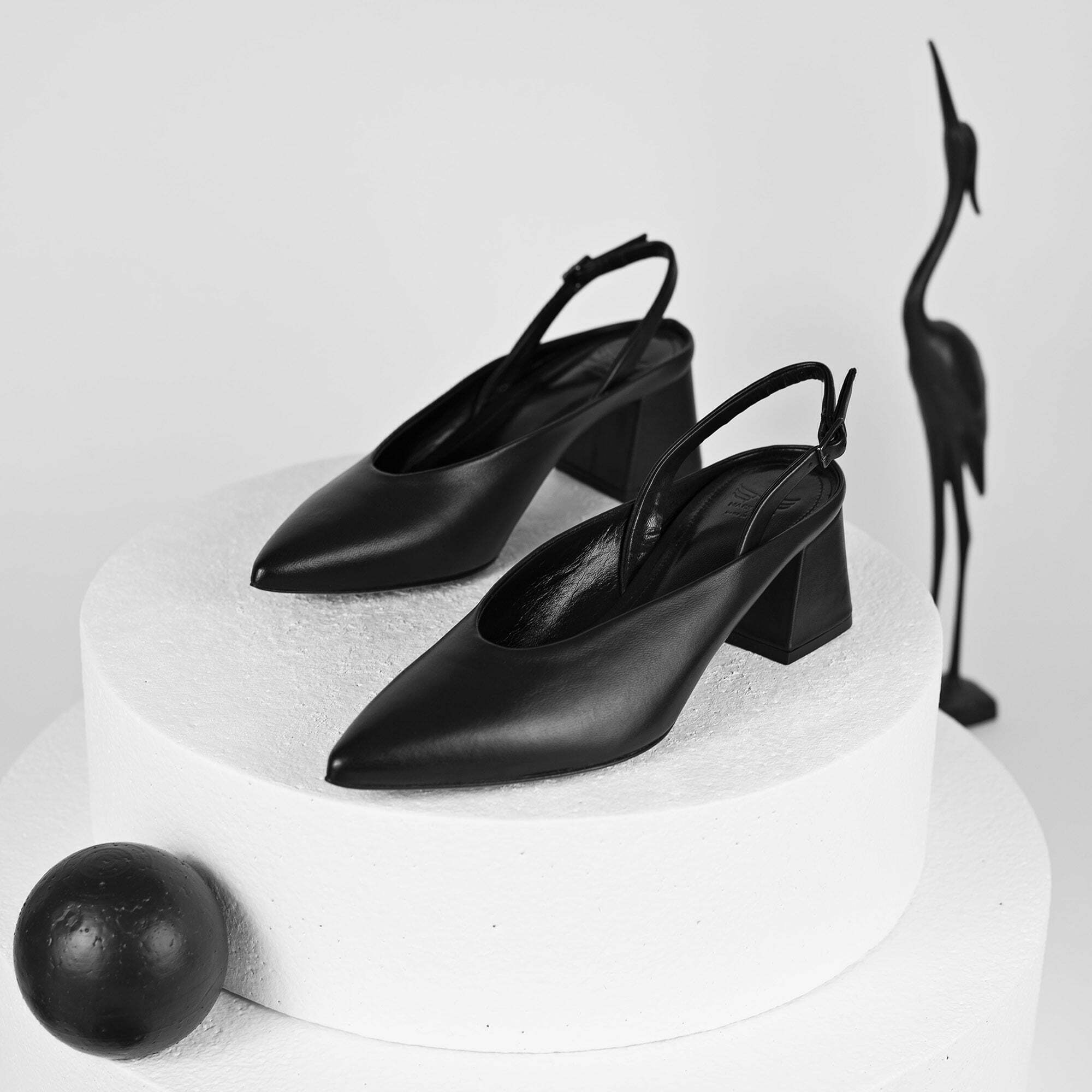 Zaha • Black