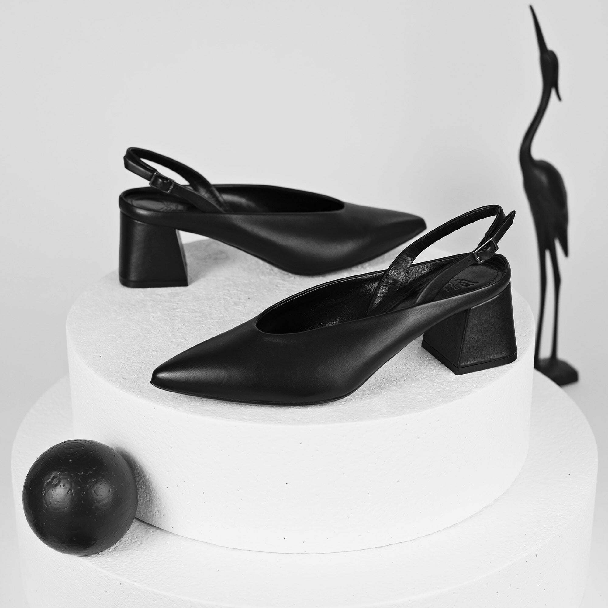 Zaha • Black