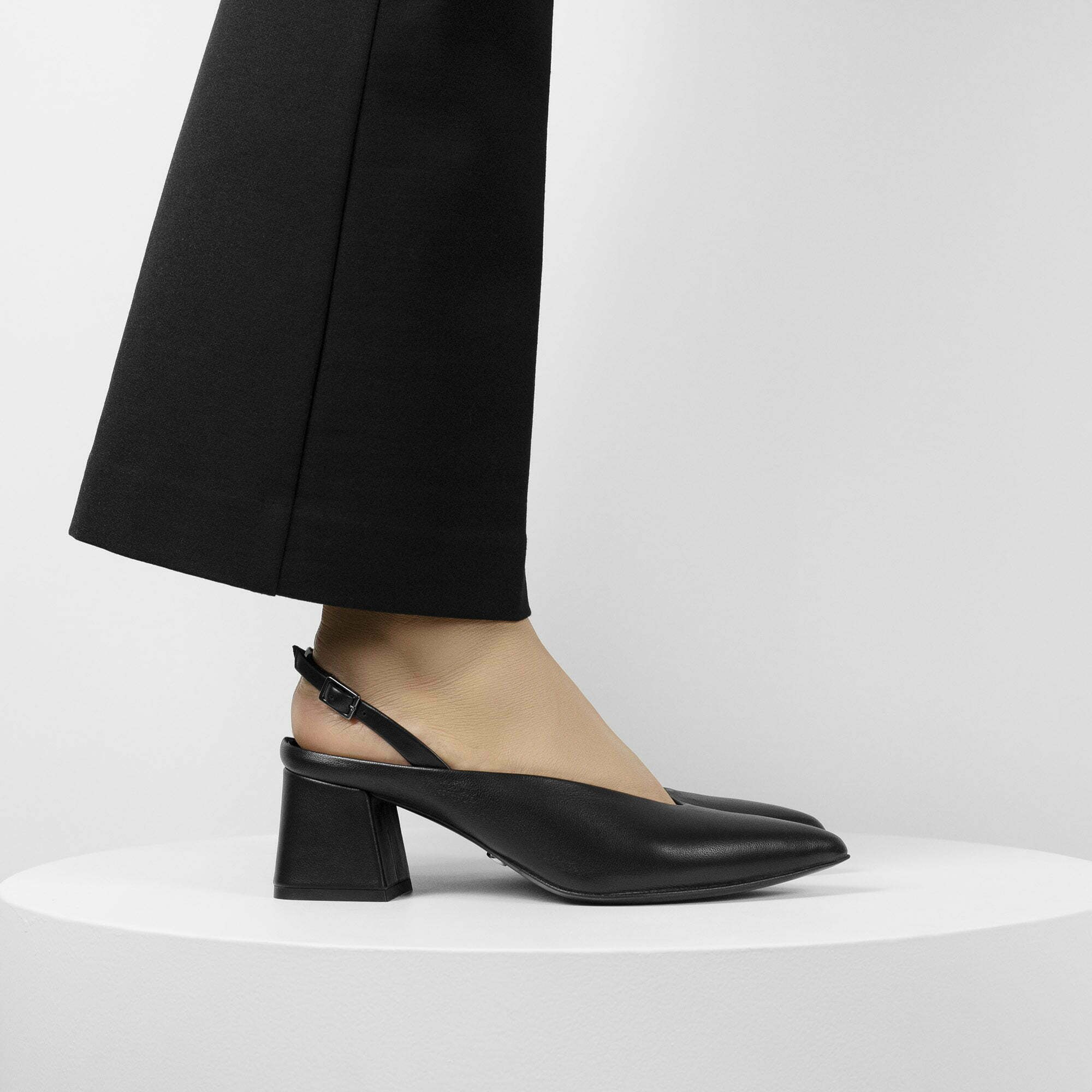 Zaha • Black